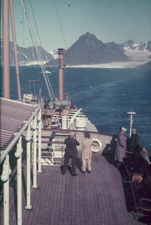 Passagierschiff "Patria" : Reisefotos Norwegen. Passagierschiff "Patria" (1938) der Hamburg-Amerikanische Packetfahrt-Actiengesellschaft (HAPAG). Blick über das Deck zur Küste vor Spitzbergen während einer der Probefahrten