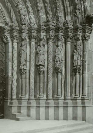 Freiberg, Dom. Goldene Pforte, rechtes Gewände : Freiberg (Sachsen). Dom Sankt Marien (um 1180; nach 1484 Wiederaufbau). Goldene Pforte (Grillenburger Sandstein; um 1230). Detail: Evangelist Johannes, König David, Bathseba und Aaron vom östlichen Gewände