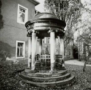 Denkmal von Schönberg (1724-1801) in Form eines Rundtempels mit Büste