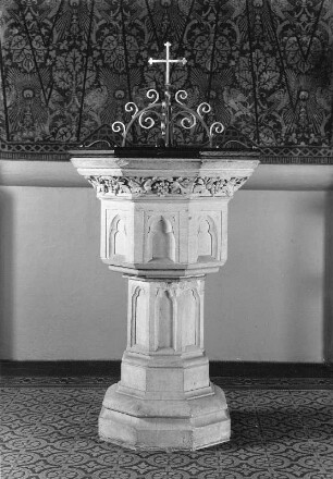 Weinböhla, Kirchplatz. Martinskirche ( 1893-1895; T. Quentin). Taufstein (um 1894). Sandstein