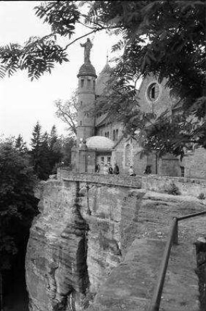 St. Odile: Kloster auf Felsen mit Odilienstatue