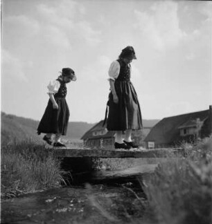 Zwei Mädchen in Schwarzwälder Tracht