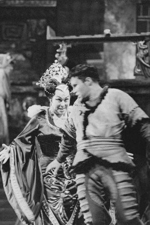 Szenenbilder aus der Oper "Turandot" von Giaccomo Puccini in der Inszenierung von Walter Felsenstein (musikal. Leitung: Václav Neumann, Bühnenbild und Kostüme: R. Heinrich). Komische Oper Berlin, 25.01.1958 : Mit Sigrid Ekkehard in der Titelpartie, Hermin Esser als Kalaf, Herbert Rössler als Timur, Erwin Wohlfahrt als Pang, Uwe Kreyssig als Ping, Werner Enders als Pong, Irmgard Arnold als Liu u. a.