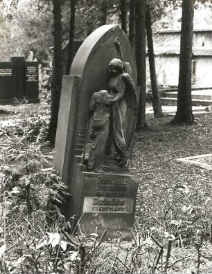 Grabmal für Heymo Lukas : Grabmal für Heymo Lukas. Sandstein (ab 1914). Dresden-Neustadt, Nordfriedhof (Garnisonsfriedhof)