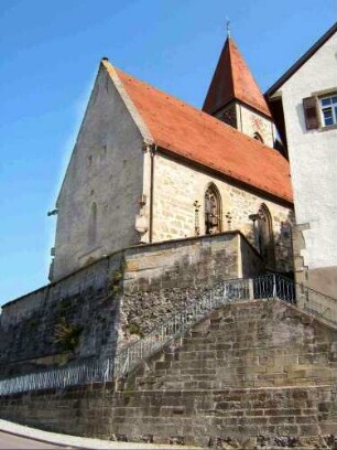 Rieden-Ansicht von Südwesten mit Langhaus (Gotischer Neubau) über Kirchhofmauer (in der Substruktion als Futtermauer-Wehrgang mit Steinbrüstung im 18 Jh abgetragen)