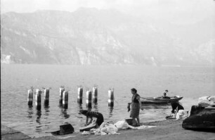 Malcesine: Gardasee, Wäscherinnen am See, Hintergrund Boot und See