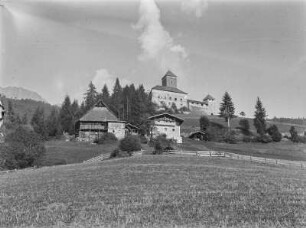 Südtirol. Sarnthein. Schloss Reinegg, im Vordergrund der "Wackerhof"