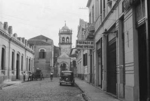 Straße in einer Kleinstadt : Straße mit Blick auf eine Kirche in einer Kleinstadt