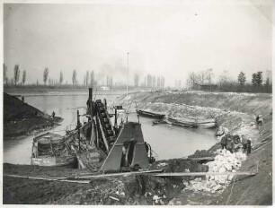 Baggerarbeiten für Bauhafen/Rhein