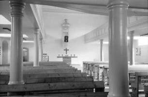 Freistett: Evangelische Kirche; vom Eingang zum Altar und zur Kanzel