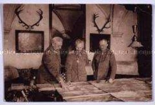 Wilhelm II. bei einer Lagebesprechung im Großen Hauptquartier
