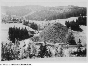 Loquitztal (Thüringen). Schieferpark Lehesten. Blick auf Schieferhalden