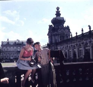 100 Jahre Foto-Dresden. Paar (Moni und Willy) als Fotografen von einst und jetzt mit entsprechender Fototechnik. Dresden-Altstadt, Zwinger