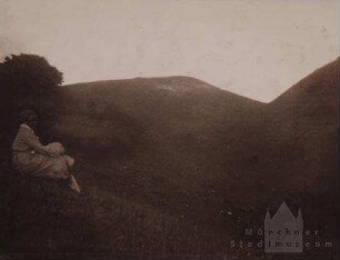 Hiddensee. Im Hochland sitzende, ins Land schauende Frau