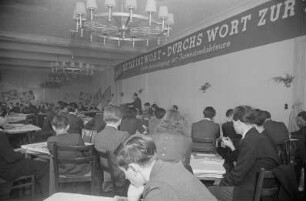 1. Arbeitstagung der Jugendredakteure "Die Tat ins Wort - durchs Wort zur Tat" im Haus der Jugend : Blick auf die Jungredakteure während einer Rede von Albert Norden