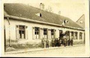 Soldaten vor einem Hauptquartier