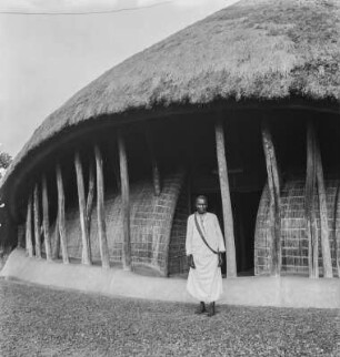 Gräber der Buganda-Könige in Kasubi : Grabstätte der Könige von Buganda, davor ein Wächter