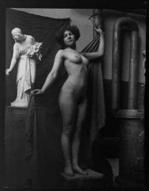 Ohne Titel (Aktstudie, Standpose mit Tuch, frontal)