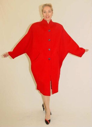Roter "Poncho"-Mantel