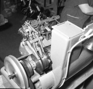 Roßwein, Bahndammstraße. VEB Terra-Schuhfabrik. Schuhproduktion. Steppmaschine (?) mit Riemenantrieb. Detail