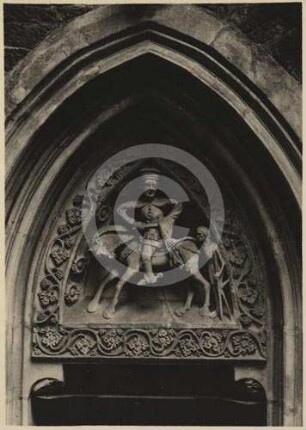 Tympanon am Nordwestportal der katholischen St. Martinskirche Jauer