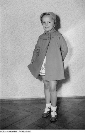 Ein Mädchen posiert mit Mantel und Hut bei der "Internationalen Messemodenschau", Herbstmesse 1953