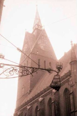 Hannover: Blick auf die Marktkirche [St. Georgii et Jacobi], mit Aushängeschild Ratsweinkeller