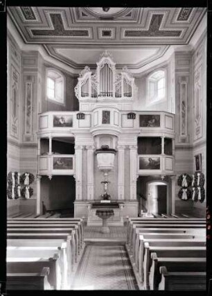 Evangelische Kirche innen nach Osten