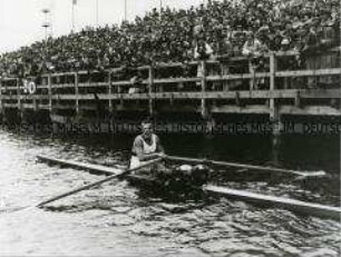 Gustav Schäfer auf der Regatta-Strecke in Berlin-Grünau während der Olympischen Spiele