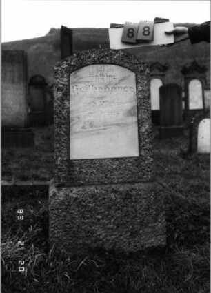 Grabstein 88 (Index: 99798261) Material: Granit, Schriftplatte Marmor Zustand: sehr gut Maße HxBxT: 117x53x23 cm Beschreibung: Stele mit Segmentbogenabschluß, Schriftplatte, Sockel: Grabstein 88