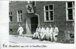 Heimkehrer aus der Sowjetunion vor dem Lazarett im Lager Gronenfelde bei Frankfurt/Oder