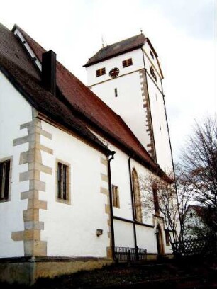 Kirche von Nordosten mit Langhaus (Neubau Jahr 1491) sowie Kirchturm (im Kern Romanisch - Glockenstube Spätgotisch)