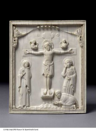 Relieftafel mit der Kreuzigung Christi