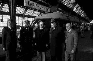 Karlsruhe: Gruppe mit Präsident Bubel vor neuem IC-Zug