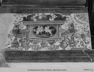 Groteskenfries mit Kartuschen und Wappen
