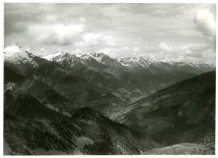 Südtirol. Taufers. Blick vom Speikboden (Sonklarhütte) nach Nordosten auf den Zillertaler Hauptkamm über das Ahrntal