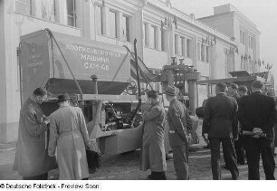 Besucher an einem Ausstellungsobjekt am Sowjetischen Pavillon