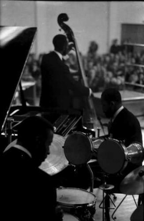 Donaueschingen: Donaueschinger Musiktage; Stadthalle; Modern Jazz Quartet; John Lewis am Mikrophon