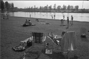 Erste Badefreuden im Rheinstrandbad Rappenwört.
