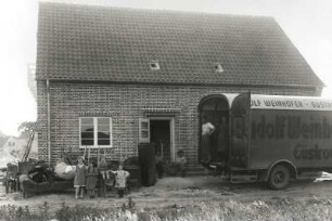 Güstrow-Dettmannsdorf, Distelweg 3/4. Siedlungshaus. Straßenansicht mit Möbelwagen während des Einzuges einer Familie