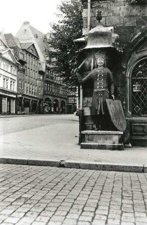 Nordhausen, Rathaus : Nordhausen. Markt. Blick nach Nordwesten zum Roland von Bremen an der Südwestecke des Rathauses