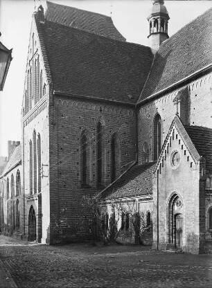Güstrow. Dom Sankt Maria, Johannes Evangelist und Cäcilia (1226-1335). Teilansicht von Südosten