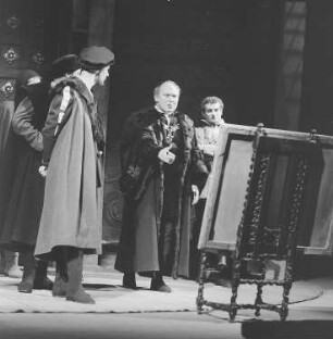 Szenenbilder aus dem Drama "Die Verschwörung des Fiesco zu Genua" von Friedrich Schiller im Theater am Schiffbauerdamm Berlin : Szene mit Lothar Firmans als Verrina (2. von rechts) und Hans Rüdiger Renn als Fiesco (rechts)