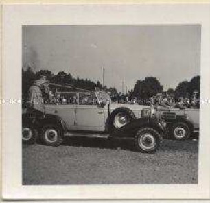 Die Soldaten Adolf Hitlers im Felde, Adolf Hitler an der Ostfront, Fahrt vom großen Hauptquartier zum Flughafen