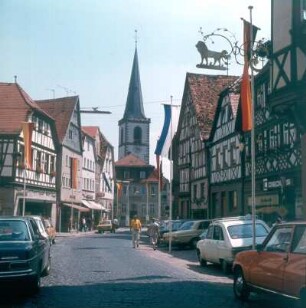 Lohr. Blick durch eine Gasse zur Stadtpfarrkirche St. Michael
