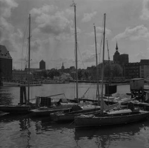 Stralsund. Hafen, im Vordergrund Segelschiffe, im Hintergrund Stadtpanorama mit Nikolaikirche undJakobikirche