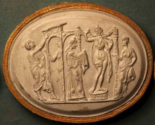 Vier Figuren vor einer weiblichen Statue (Daktyliothek, Supplement)