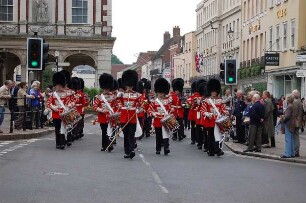 Windsor bei London - Garde marschiert : Aufmarsch der Königlichen Garde durch Windsor zum Schloss, aufgenommen am 15. Mai 2006