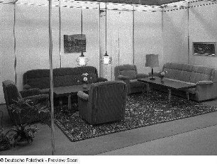 Ausstellungskoje mit Sitzgruppen aus dem VEB Thüringer Möbelkombinat Suhl