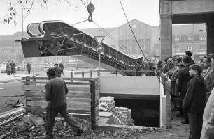 Einbau der Rolltreppe für die Fußgängerunterführung am Bahnhofplatz.
